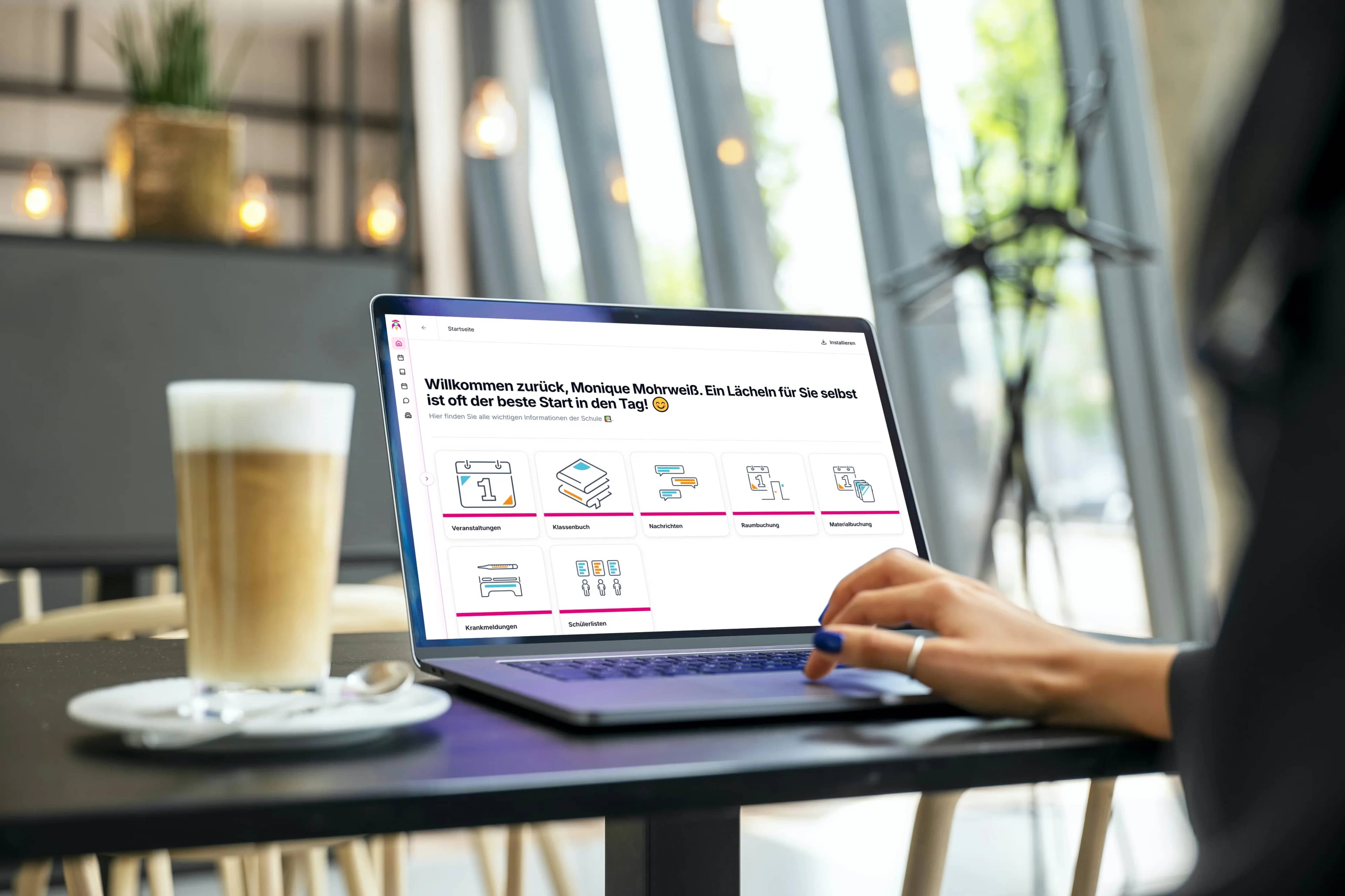 schoolboost Dashboard auf dem Laptop mit Kaffeetasse
